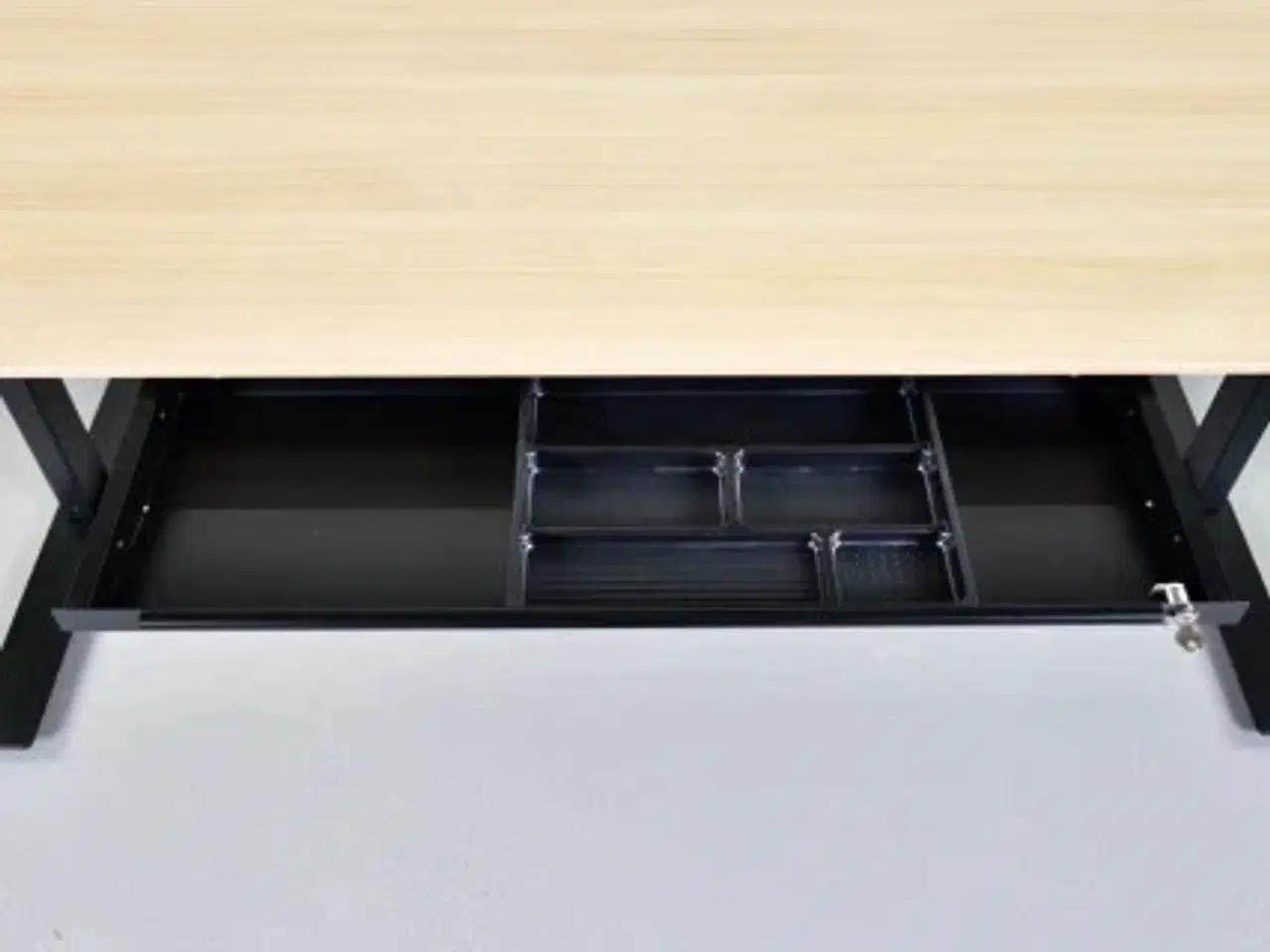 Billede 6 - Hæve-/sænkebord i eg med udtræksskuffe med lås