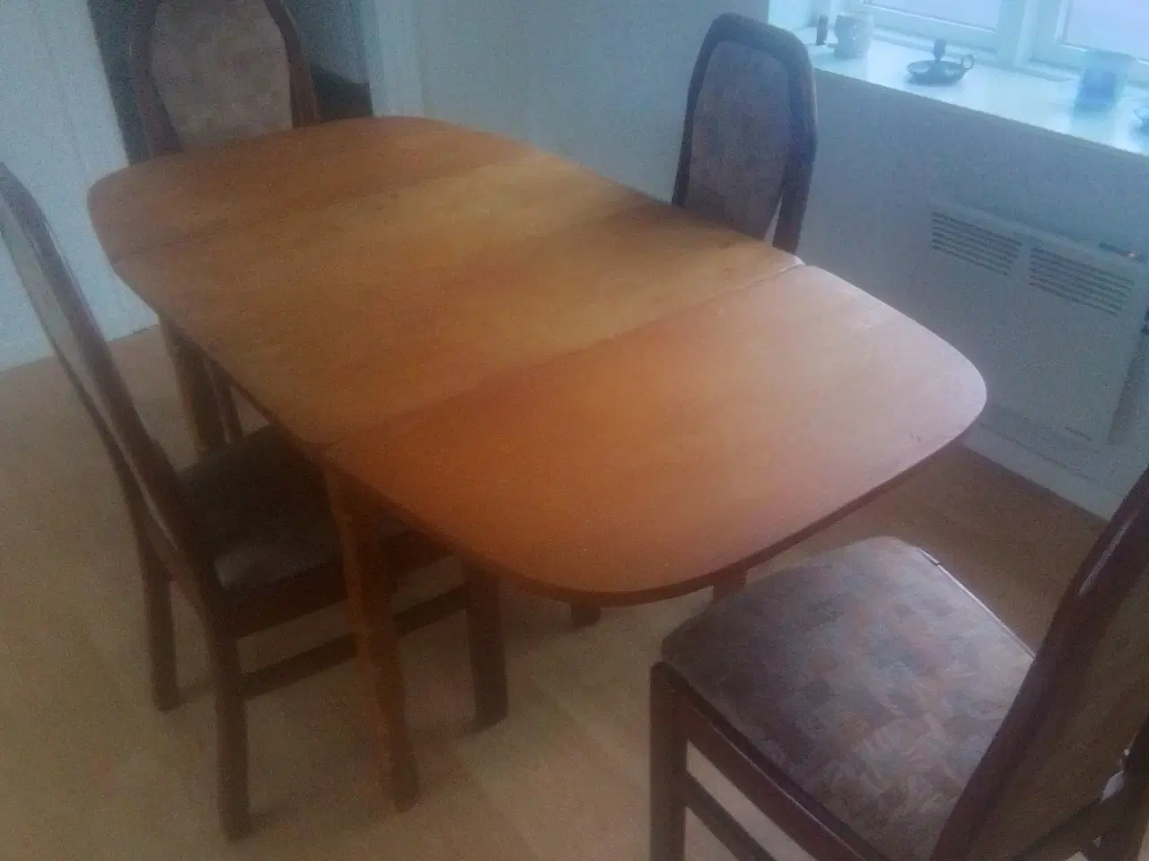 Billede 1 - Spisebord med fire stole