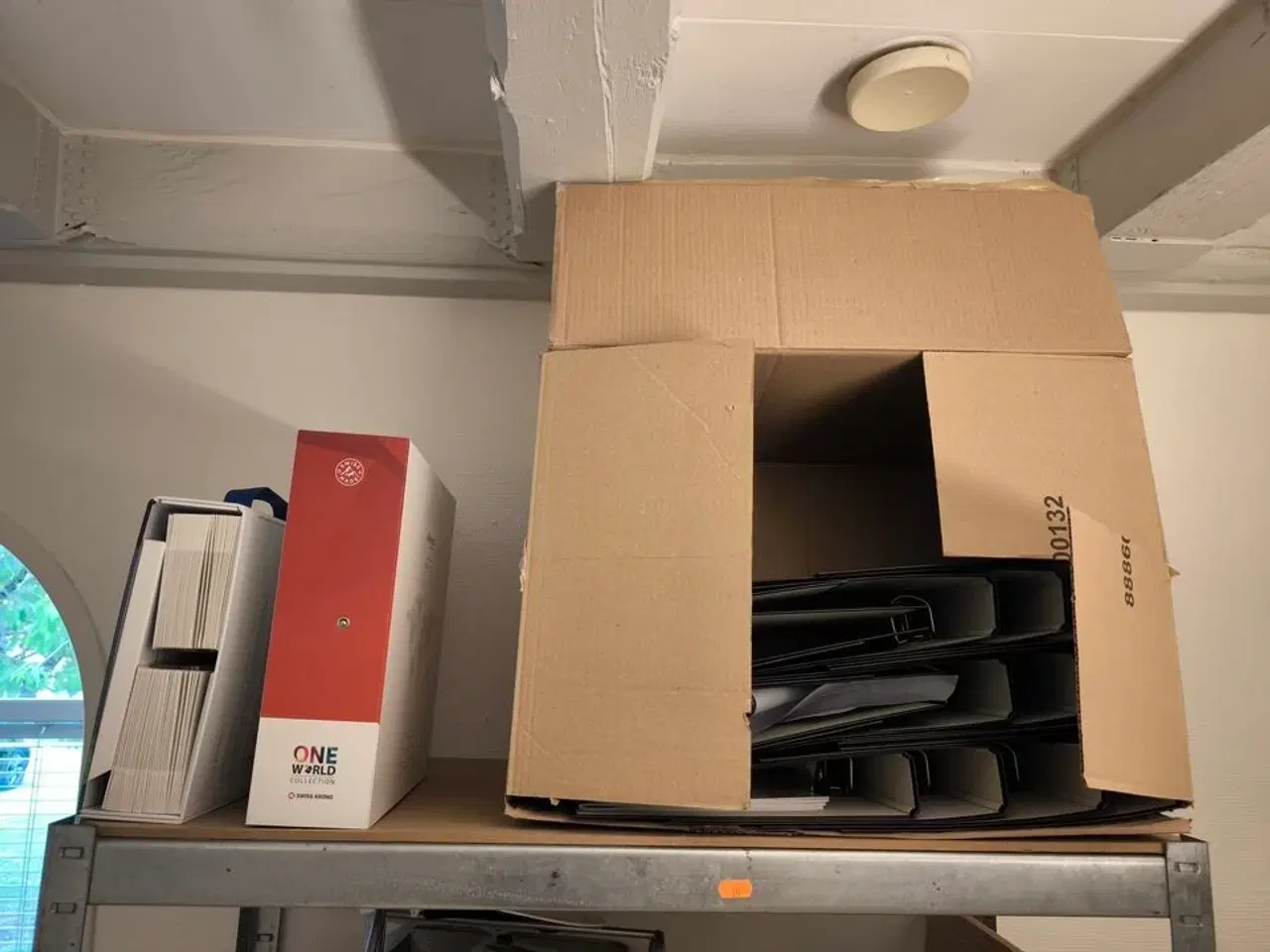Billede 2 - Reol med indhold af vareprøver m.m.