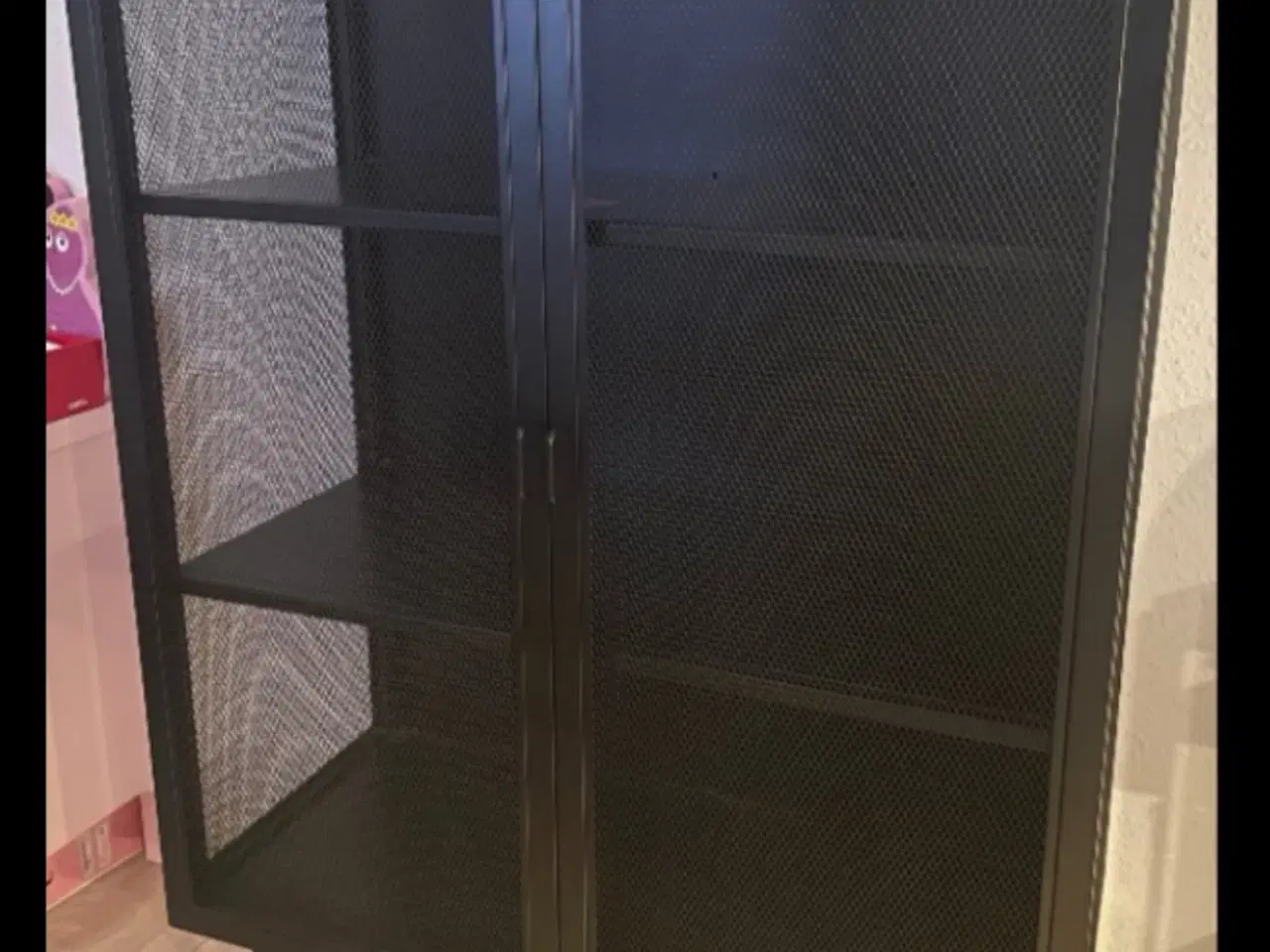 Billede 5 - Hübsch Edge Double tidsløst vitrineskab i metal