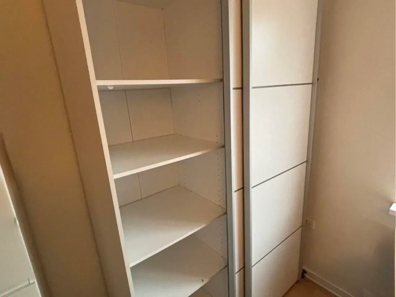 Billede 1 - Garderobeskab med masser af plads og skydedøre 