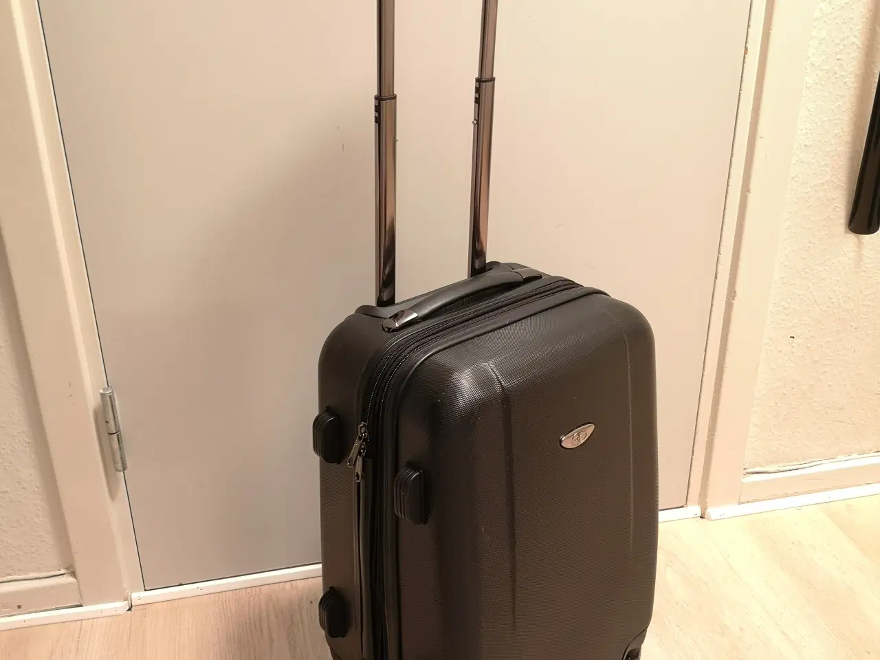 Billede 1 - Rejser firehjulet rullekuffert