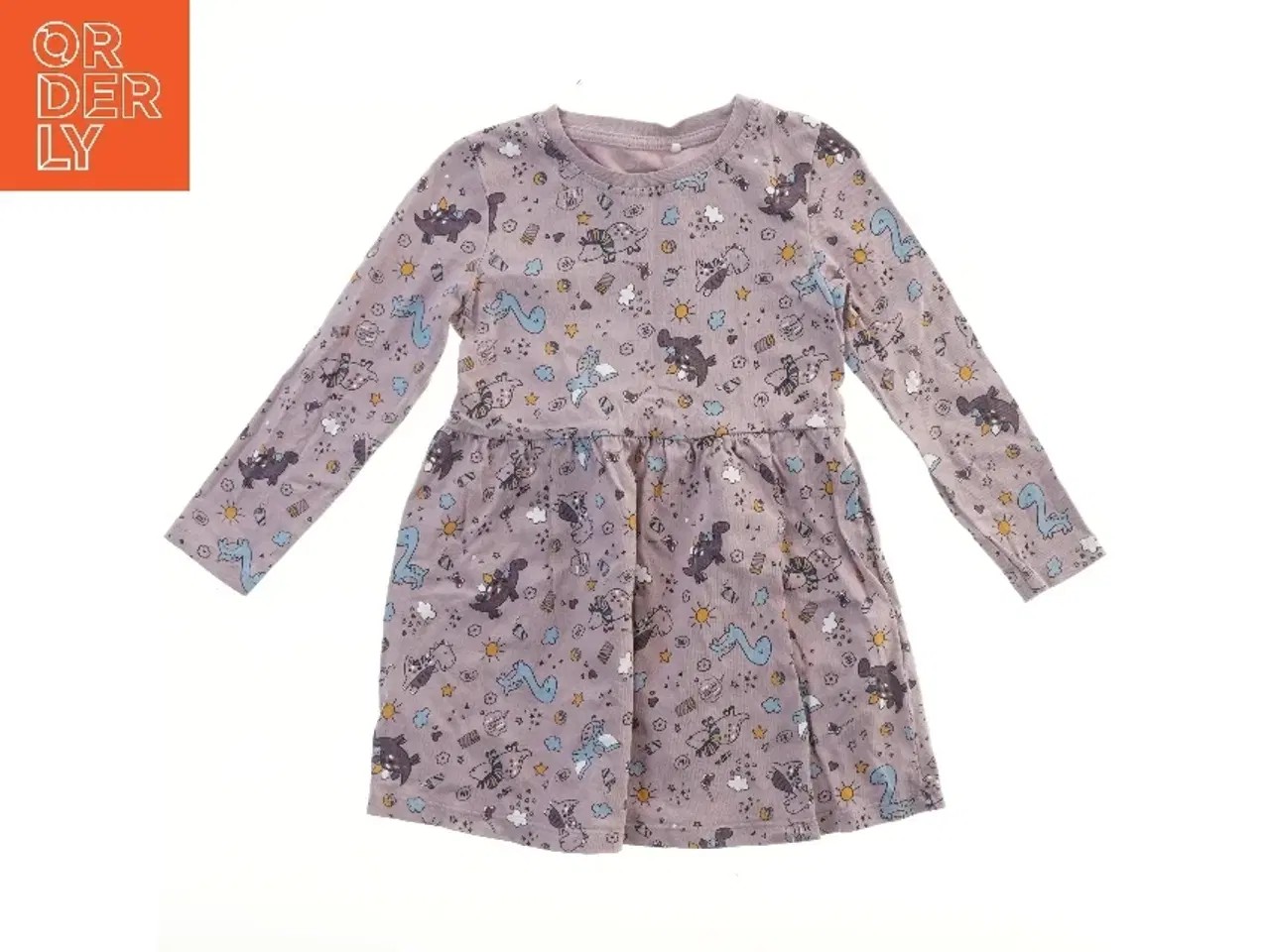 Billede 1 - Børnekjole med dinosaurer fra Basic needs (str. 98)