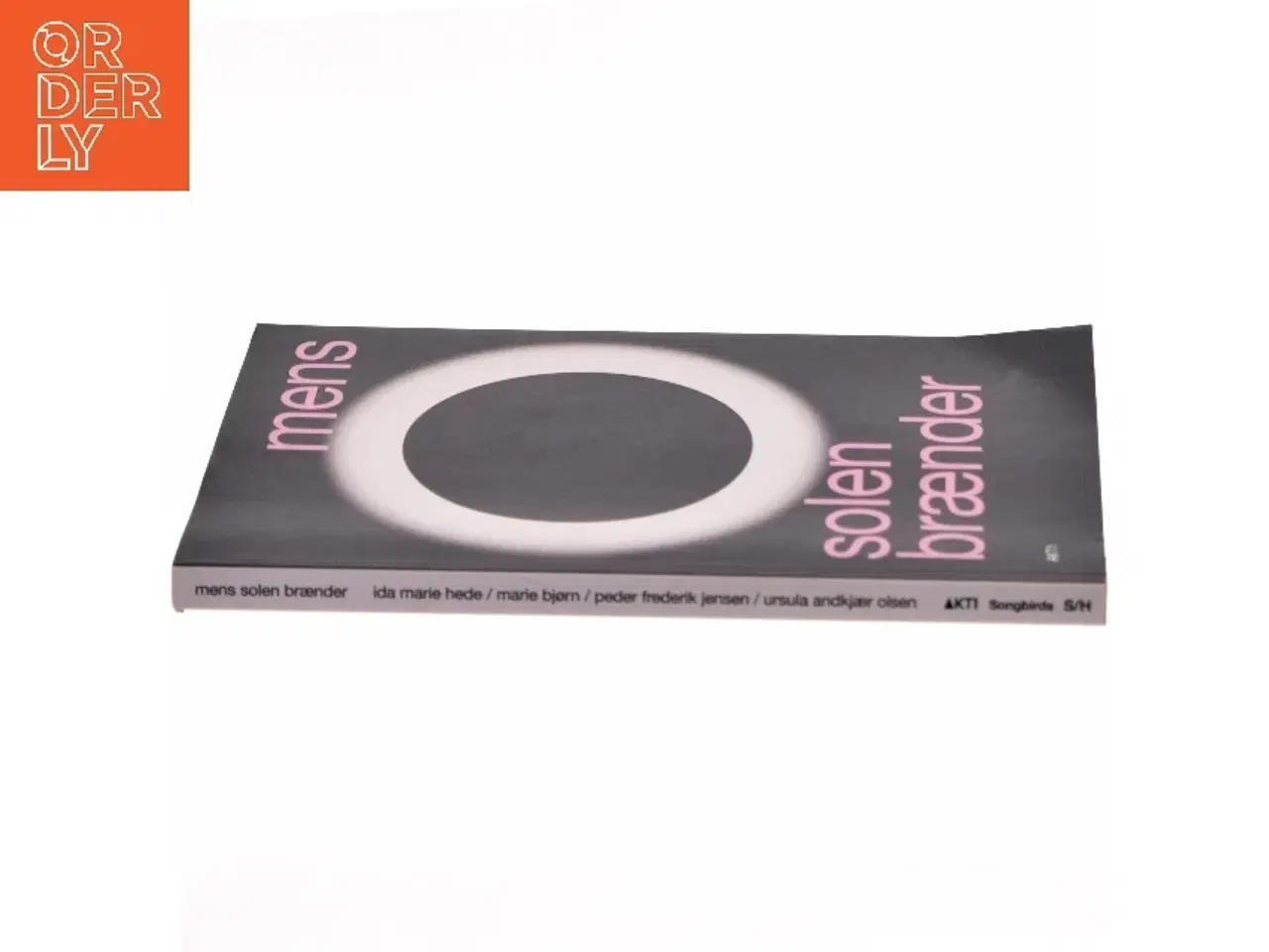 Billede 2 - Mens solen brænder af Ida Marie Hede (Bog)