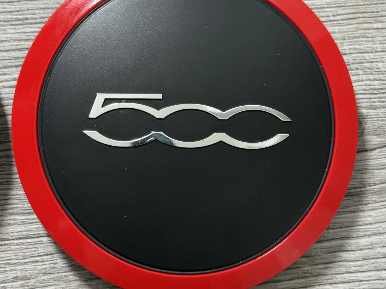 Billede 4 - Fiat 500 Centerkapsler i sort m. rød kant & krom 5