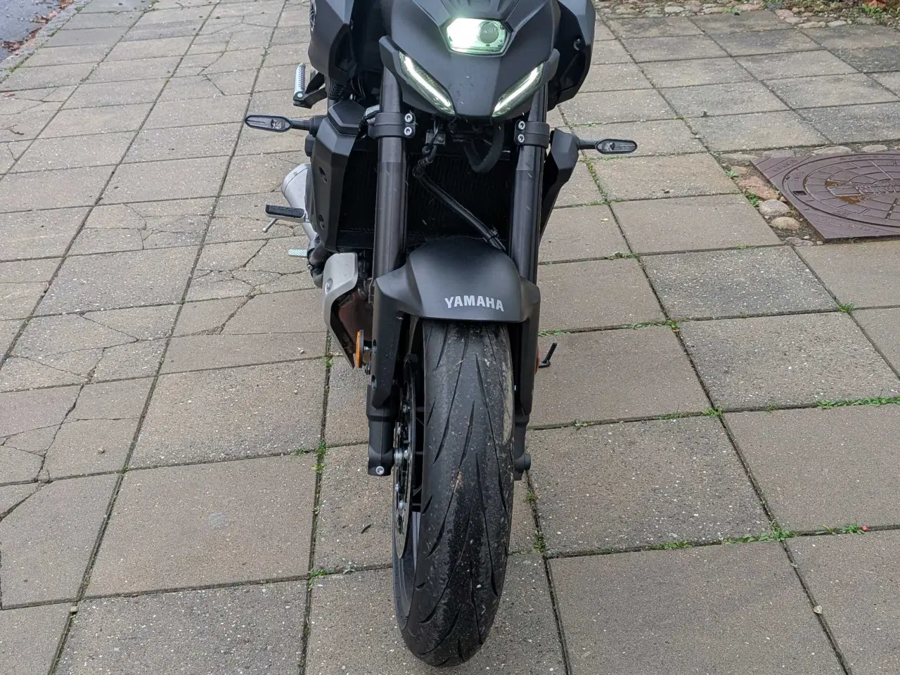 Billede 3 - Næsten ny 2025 Yamaha MT-07 Y-AMT – Sort – Kun 880