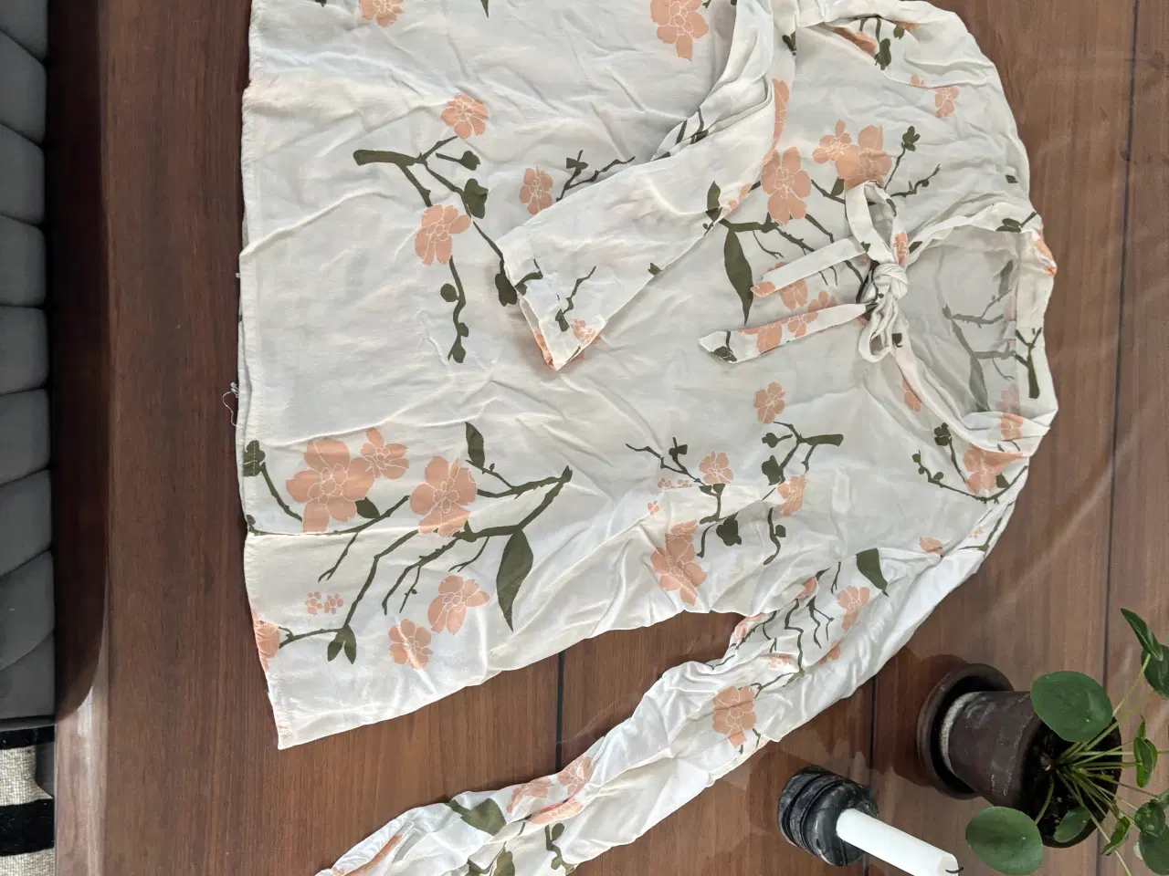 Billede 2 - Bluse hvid med mønster, str m