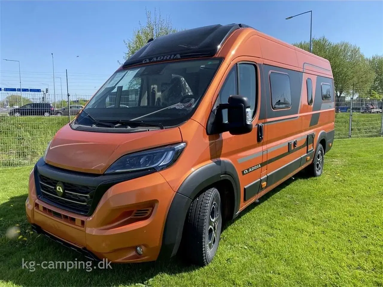 Billede 1 - 2023 - Adria Twin Supreme 640 SLB   Adria TWIN Supreme 640 SLB ORANGE METALIC - hvor alle de attraktive tilbehørs-krydser er vinget af.