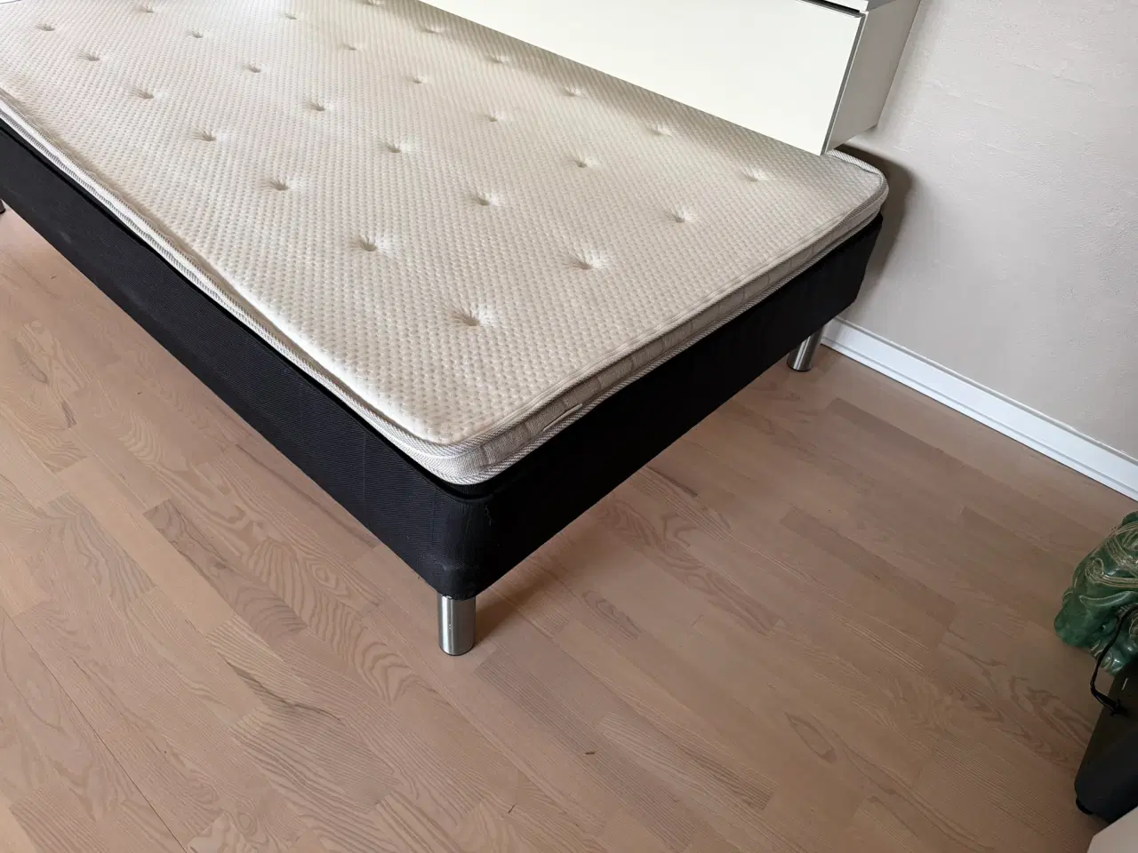 Billede 2 - Næsten ubrugt Boxmadrasseng med 50 mm Tempur memor
