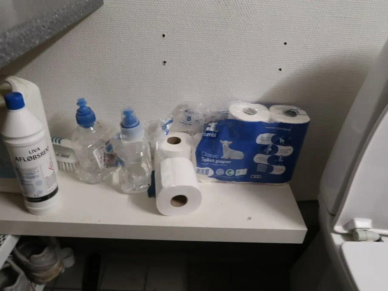 Billede 10 - Reol med indhold + tøm toilettet