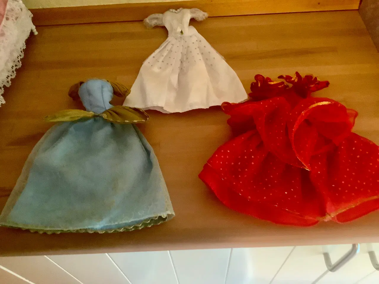 Billede 1 - Barbie fest kjoler.Prisen er for alle 3.