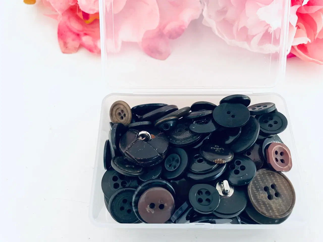 Billede 1 - 80 stk. ældre knapper + opbevaringsæske