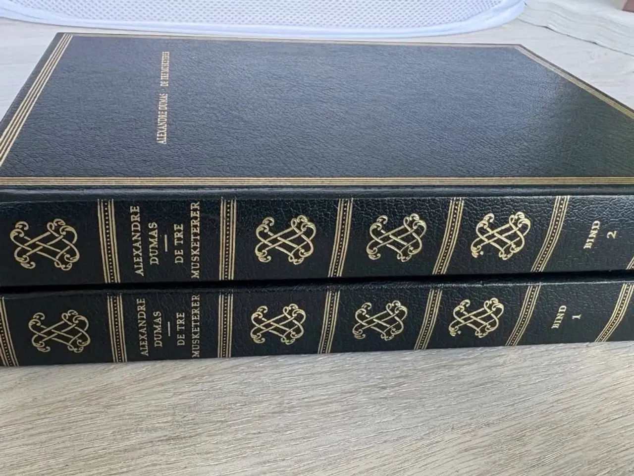 Billede 1 - Alexandre Dumas De tre musketerer bog sæt sort har