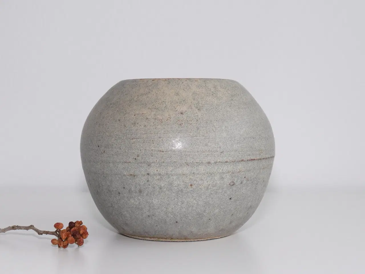 Billede 9 - Vase i keramik med grålig glasur – signeret