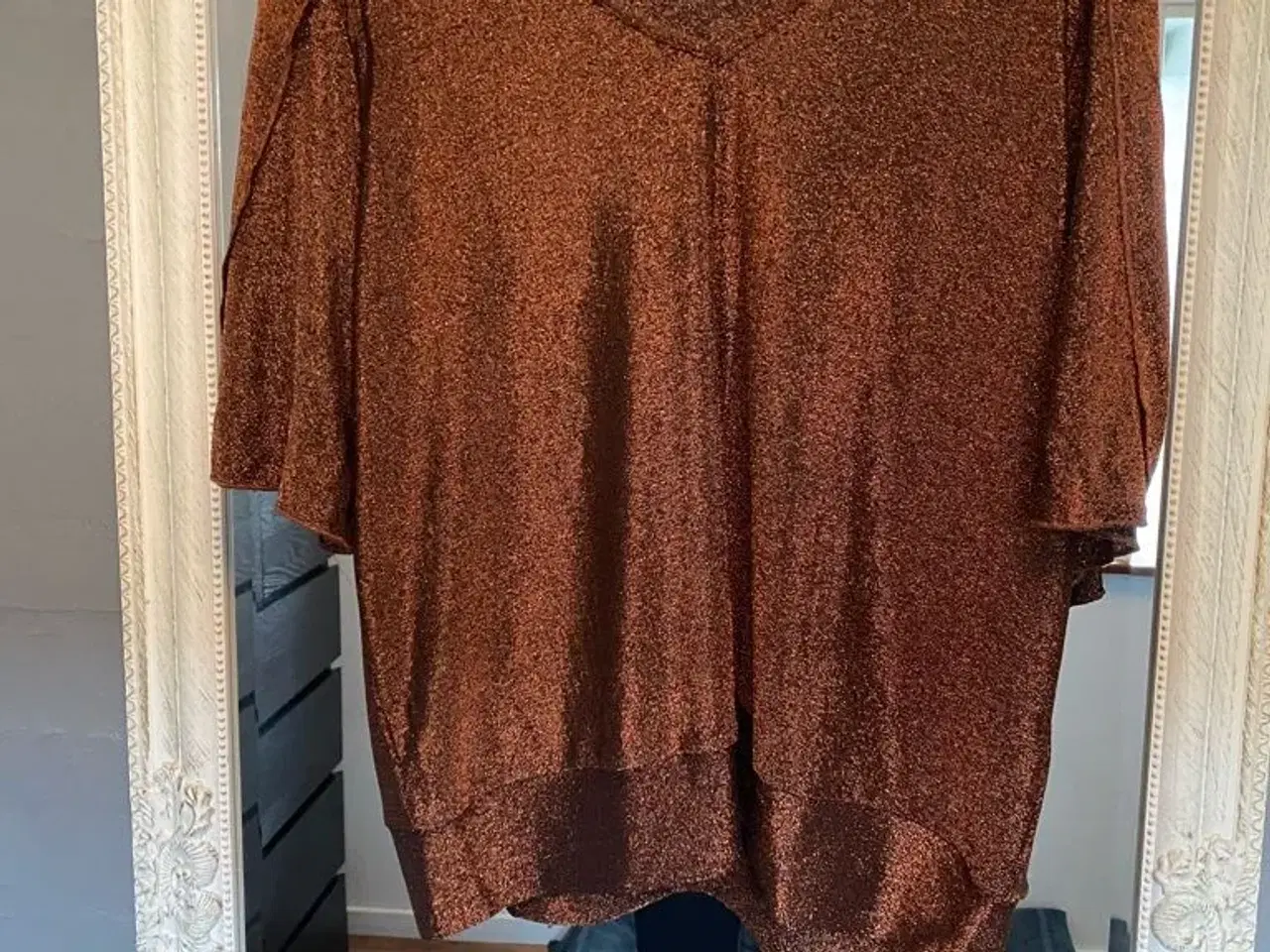 Billede 1 - Kobber brun glitrende bluse