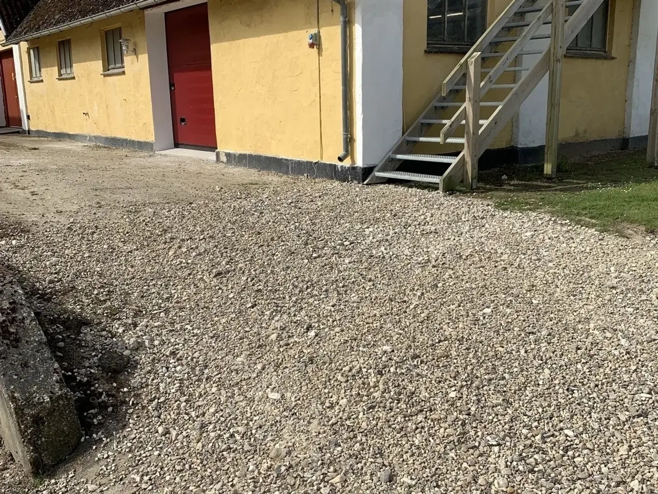 Billede 6 - Flot istandsat lokale. med muret ydervægge og lecaloft.