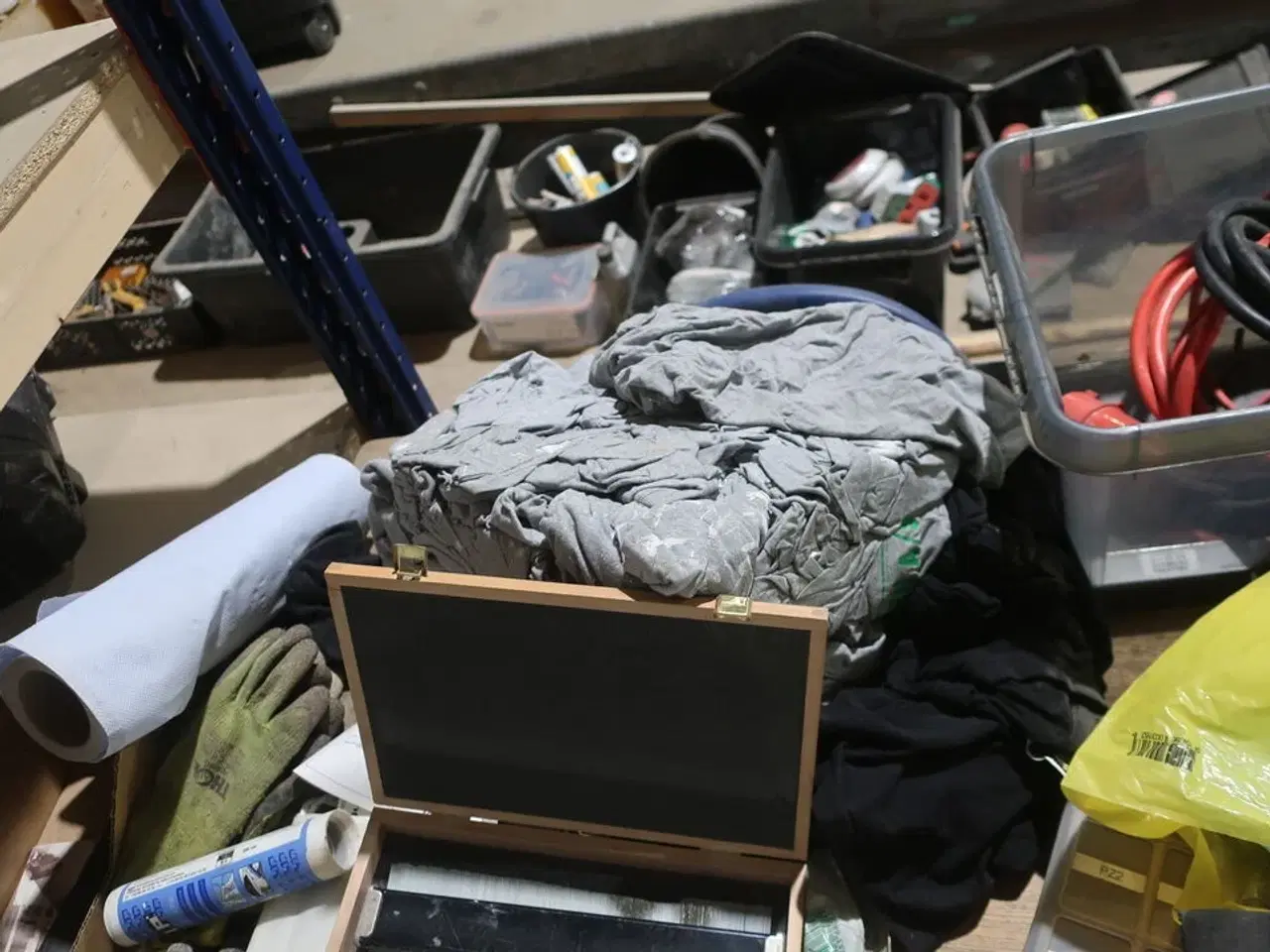 Billede 6 - Bord med div. Værktøj og varelager