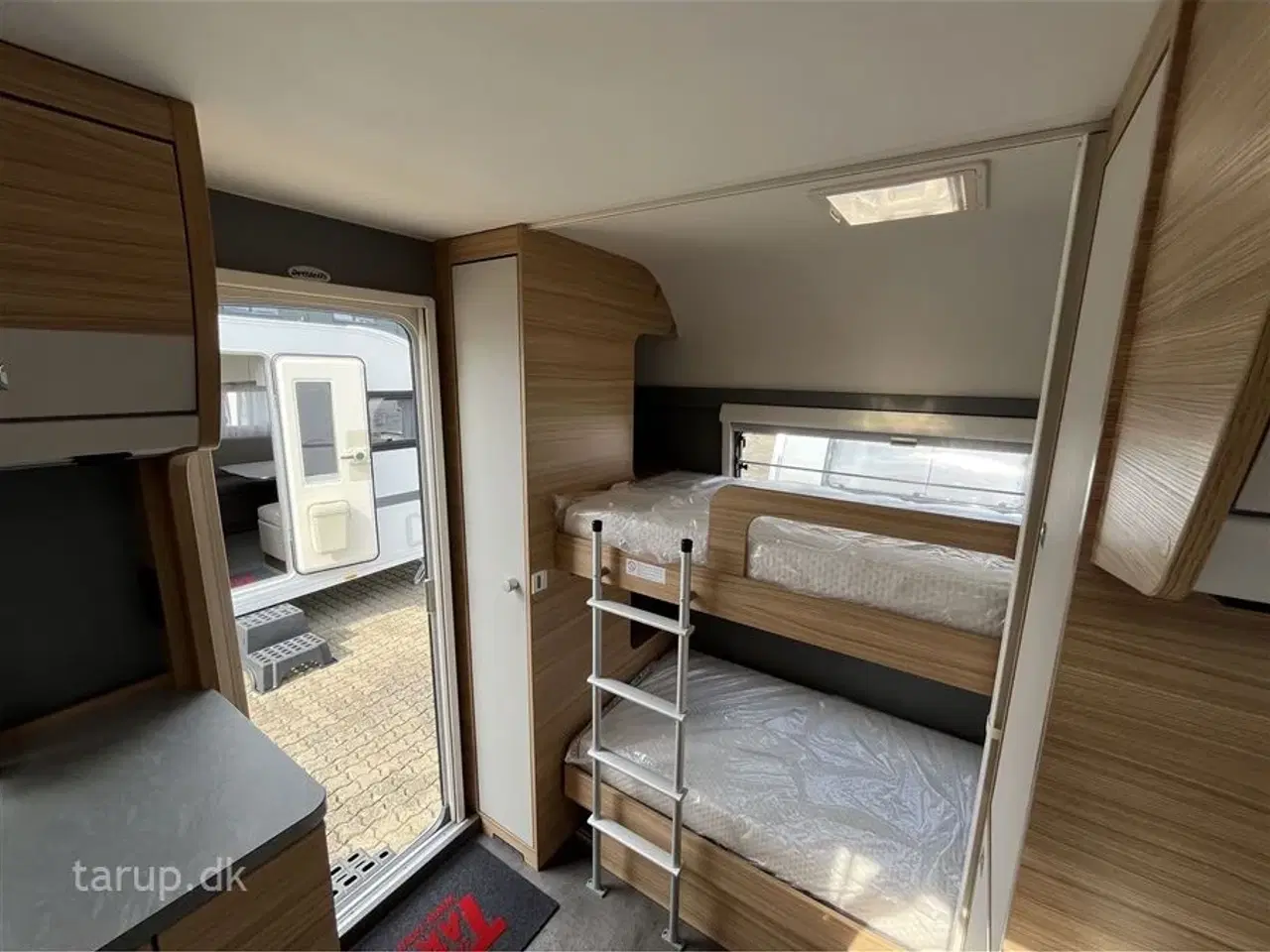 Billede 15 - 2023 - Dethleffs Camper 560 FMK    Kan opvejes til totalvægt 2000 kg. Dobbeltsengs- og køjevogn, rundsidde-gruppe, Truma varme, 3-trins el-gulv-varme, stort kølesk.