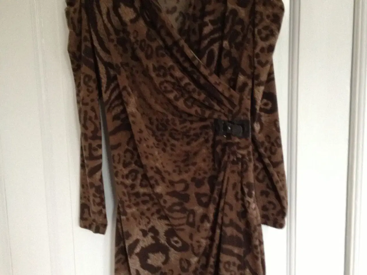 Billede 1 - One two kjole, leopardplettet
