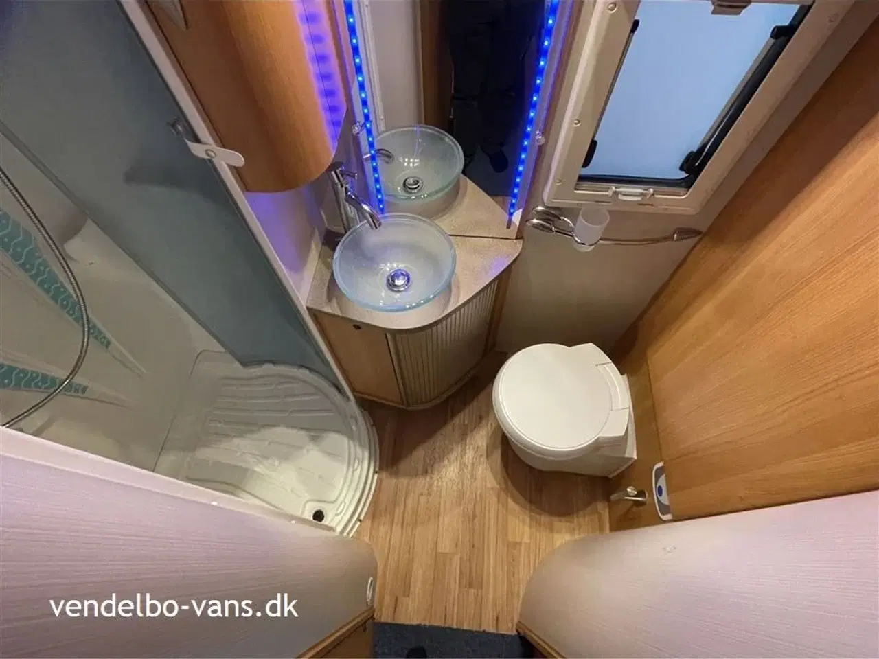 Billede 8 - 2008 - Chausson Allegro 96   Enkelsenge i lav (sidde) højde og toilet og bad i bagenden