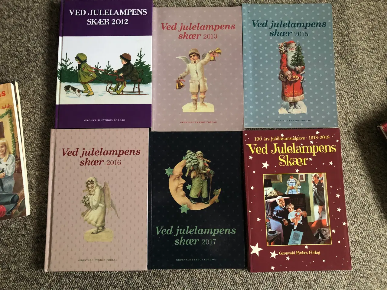 Billede 3 - Ved julelampens skær bøger. 