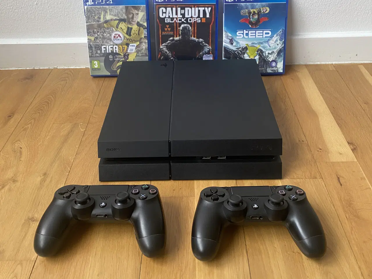 Billede 1 - PlayStation 4 – 1TB med 2 controllere og spil