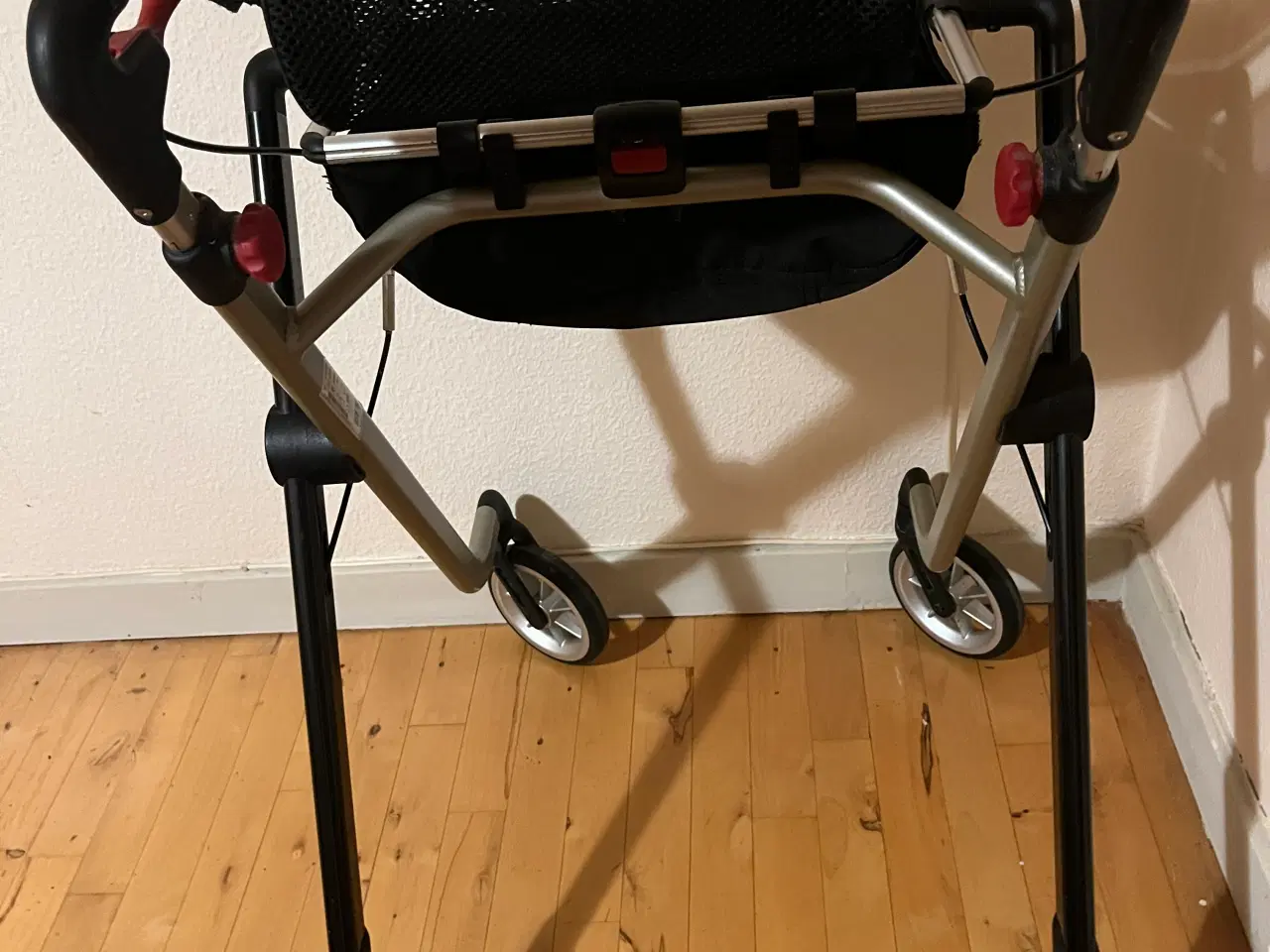 Billede 2 - Letvægts rollator, indendørs.