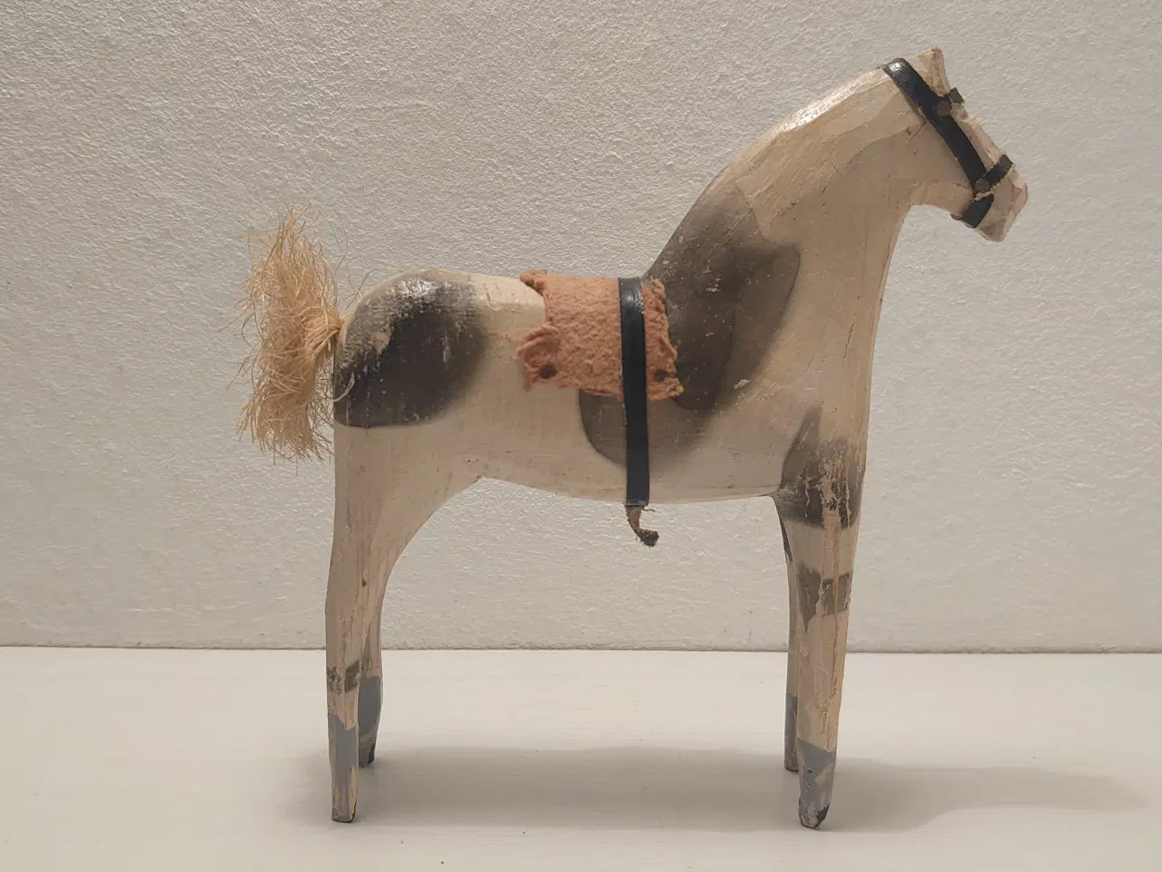 Billede 2 - Gammel håndskåret træhest. L 13cm,H 15,5cm.