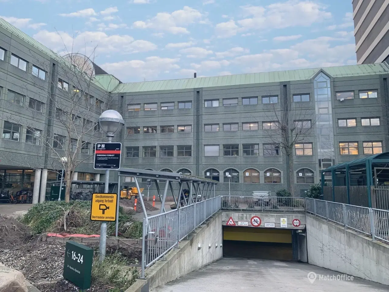 Billede 1 - Få en dedikeret parkeringsplads på Lyngbyvej 20