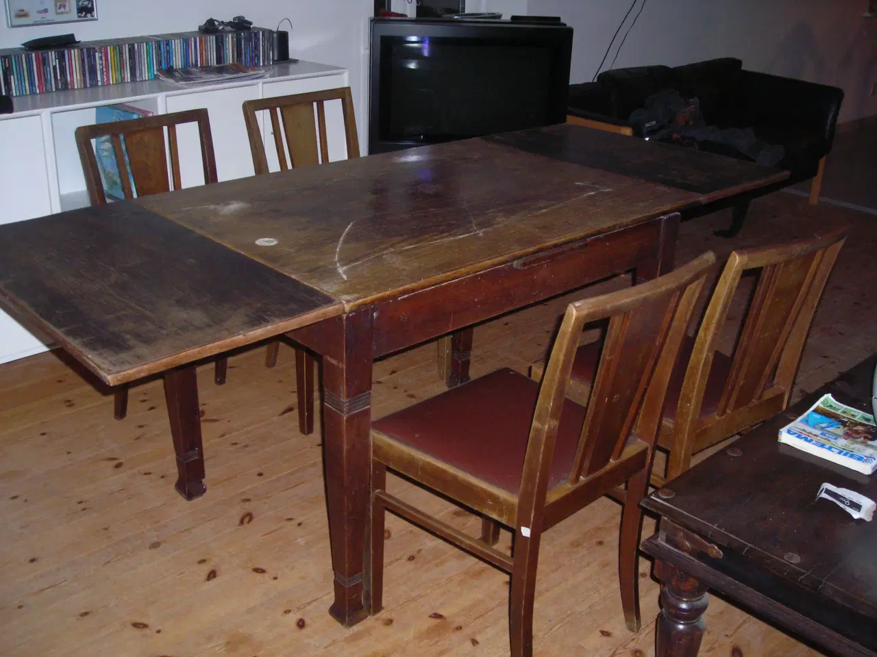 Billede 1 - spisebord med 4 stole