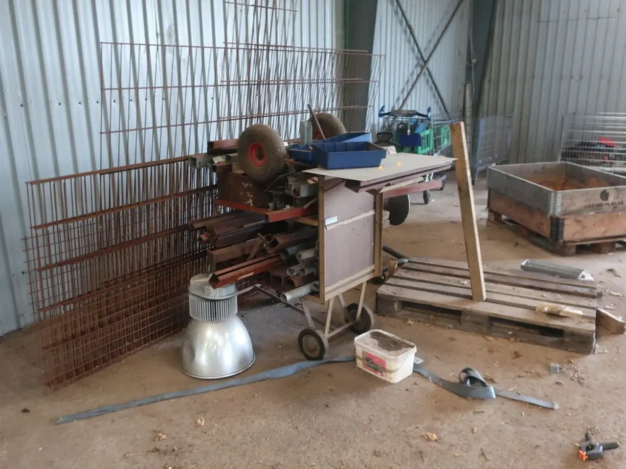 Billede 26 - 2 stk. rullebukke, paller, reoler, reservedele, værktøj, stiger m.m.
