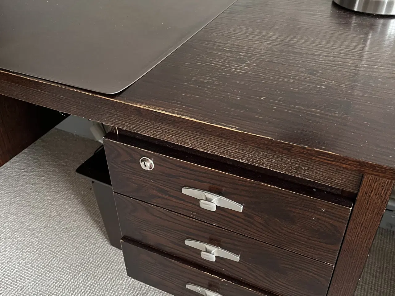 Billede 3 - Skrivebord i mørkbejdset træ