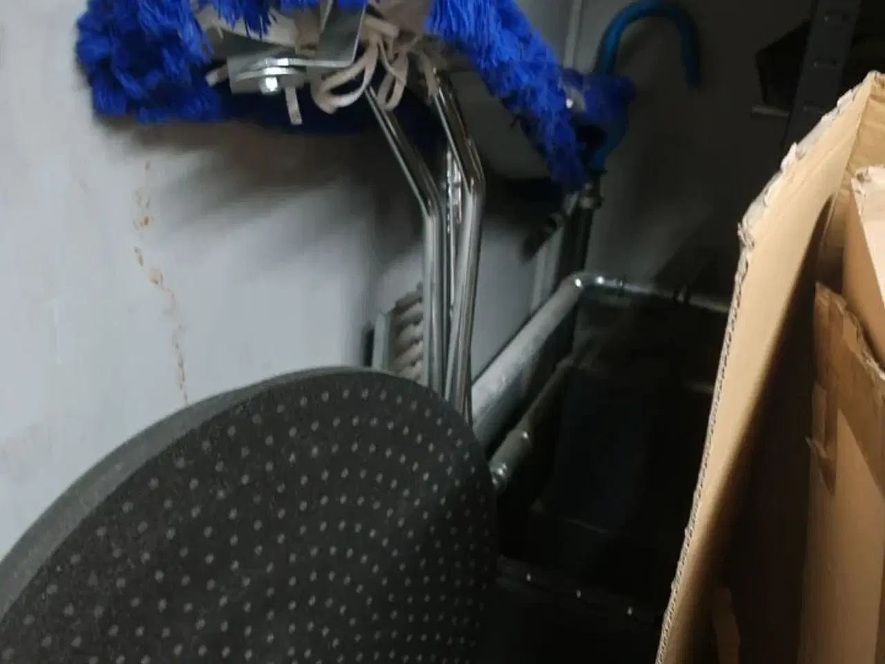 Billede 5 - Reol med indhold samt støvsugere