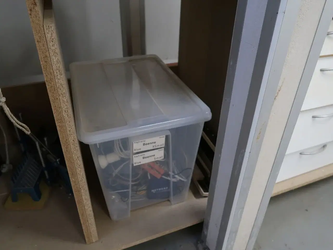 Billede 12 - Arbejdsborde/reoler med div. Varelager og værktøj