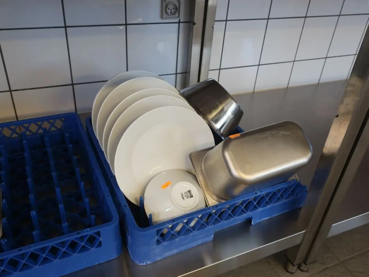 Billede 7 - Indhold på bord, opvaskebakker medfølger ikke