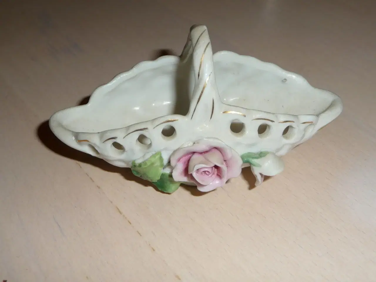 Billede 1 - lille porcelæn kurv med porcelæn roser p