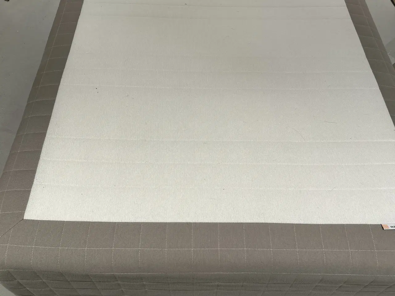 Billede 1 - Skårer boxmadras med stålben fra IKEA.