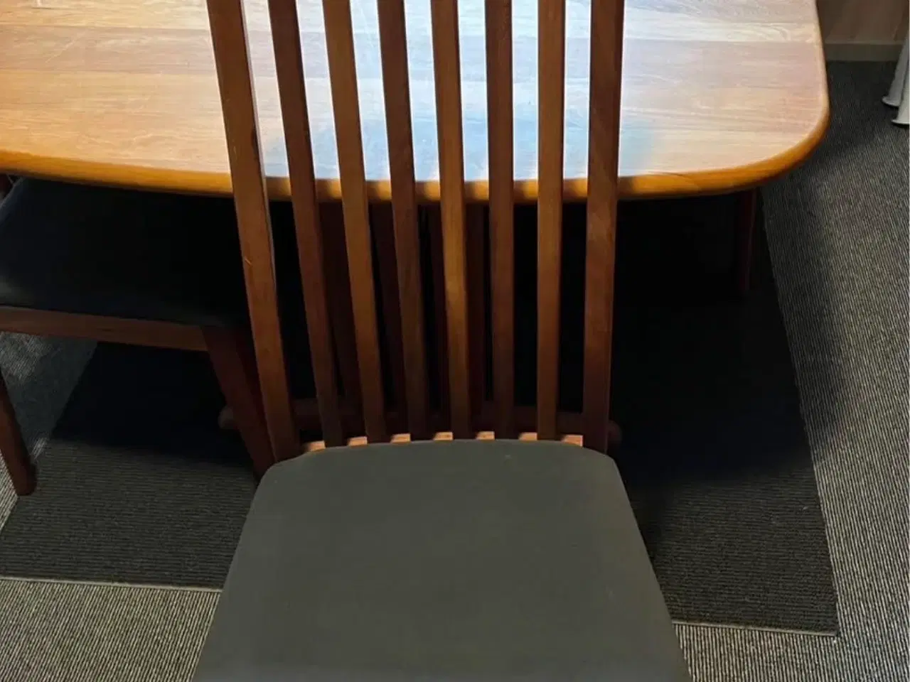 Billede 2 - Flot spisebordssæt i massiv kirsebærtræ – Gangsø