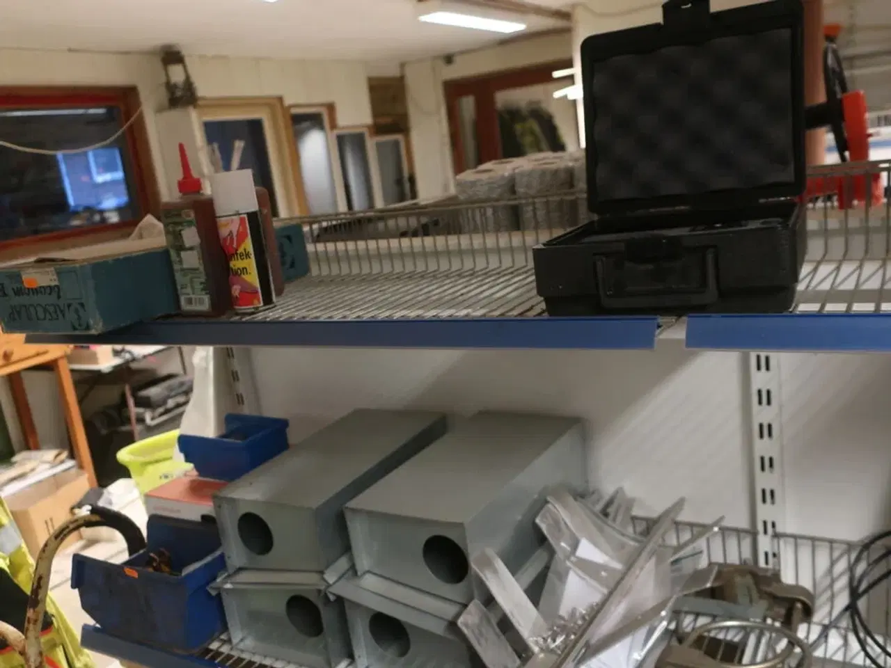 Billede 5 - 2 fag salgsreoler inkl. indhold (se billeder)