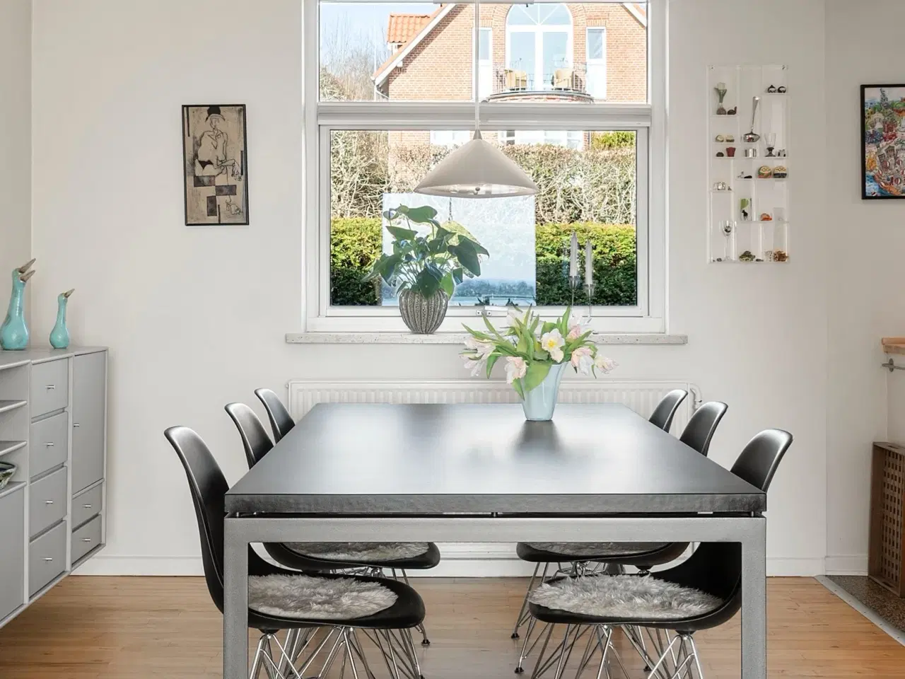 Billede 1 - Flot stilrent spisebord + 2 plader - sort linoleum