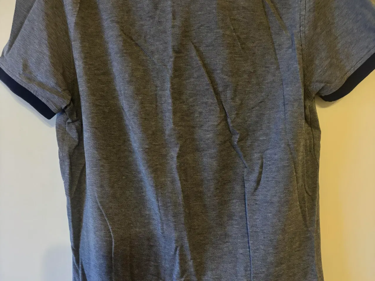 Billede 2 - Flot Tommy Hilfiger herrepolo i grå/blå