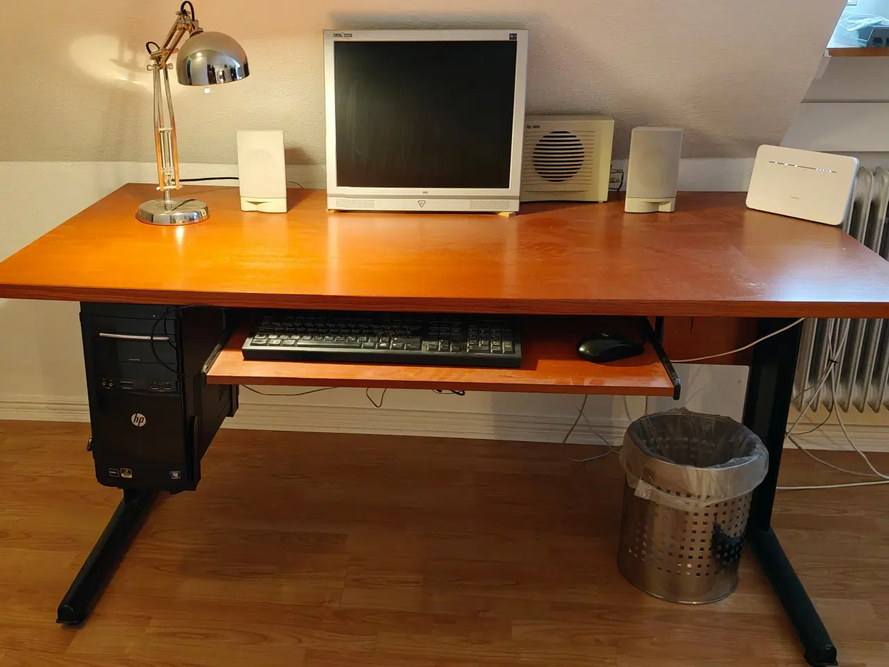 Billede 1 - Stort skrivebord med plads til computer/tastatur