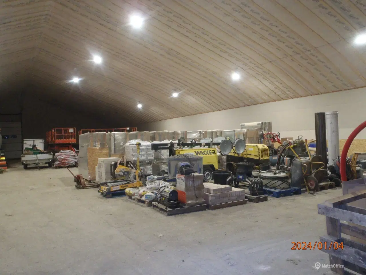 Billede 3 - 1400 kvm. renoveret lagerhal med masser af udenomsplads og parkering.