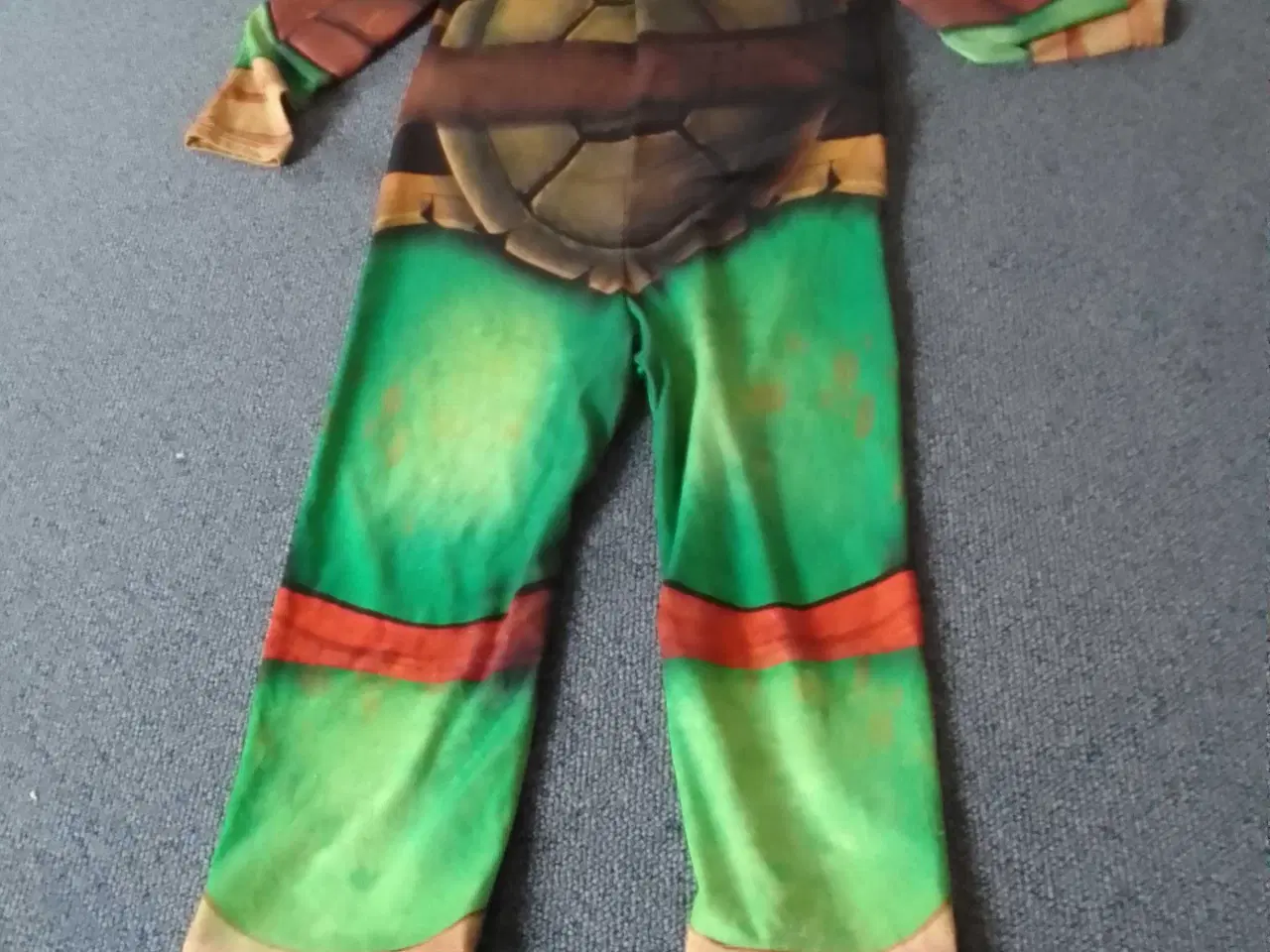 Billede 2 - Ninja Turtles kostume  Med indbygget muskler  Str 