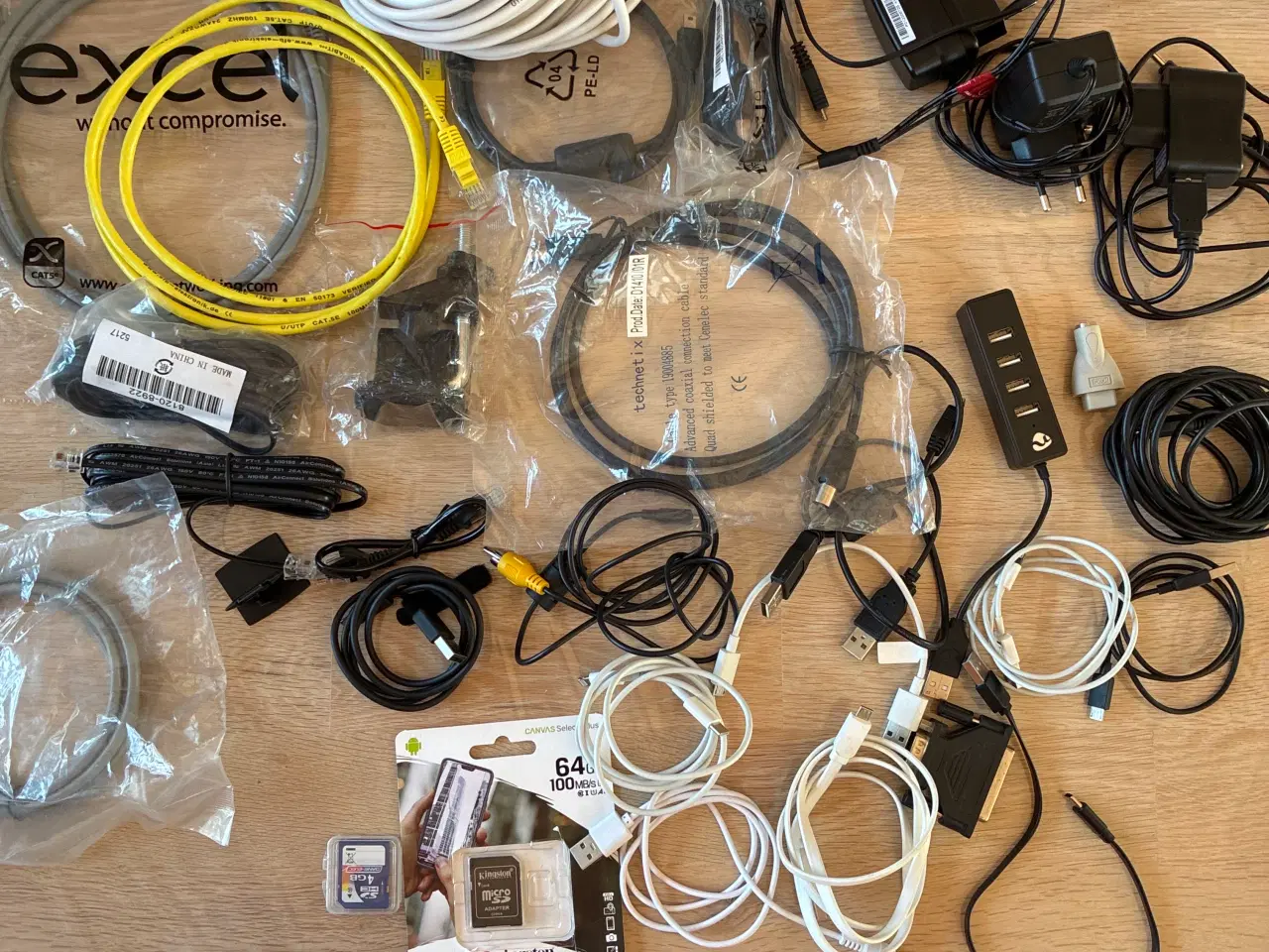 Billede 1 - Blandet kabler og adaptere – sælges samlet