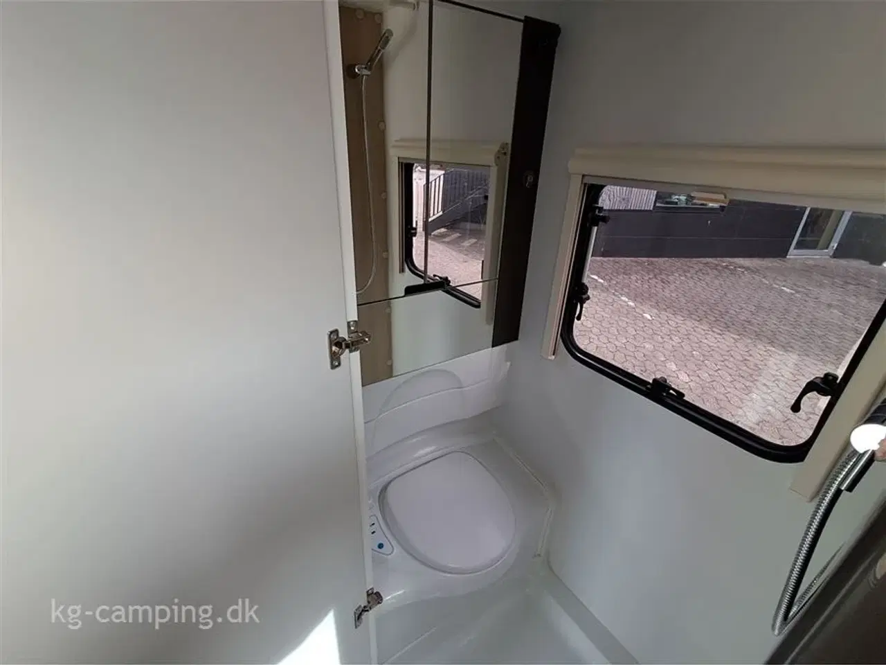 Billede 12 - 2022 - Adria Action 391 LH   Lille let rejse vogn med mover og solsejl. Står yderst velholdt. Alle service overholdt.