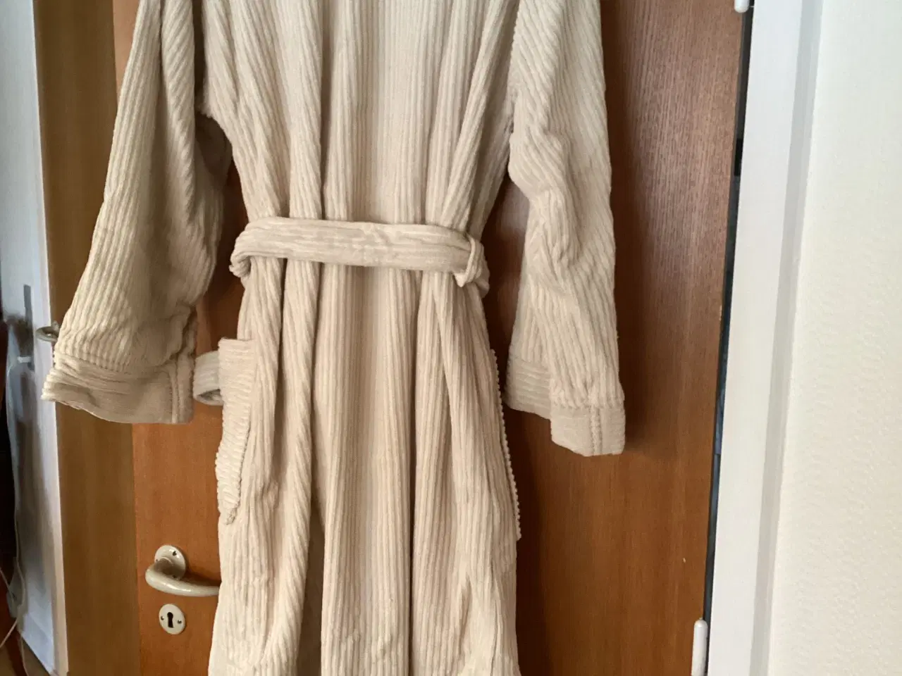 Billede 4 - Morgenkåbe i flot lys farve