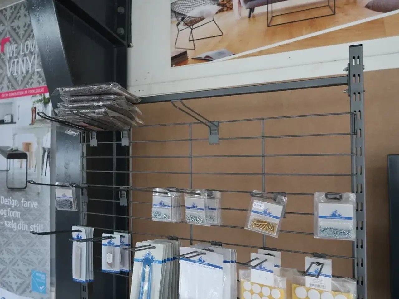 Billede 2 - Stativ med indhold