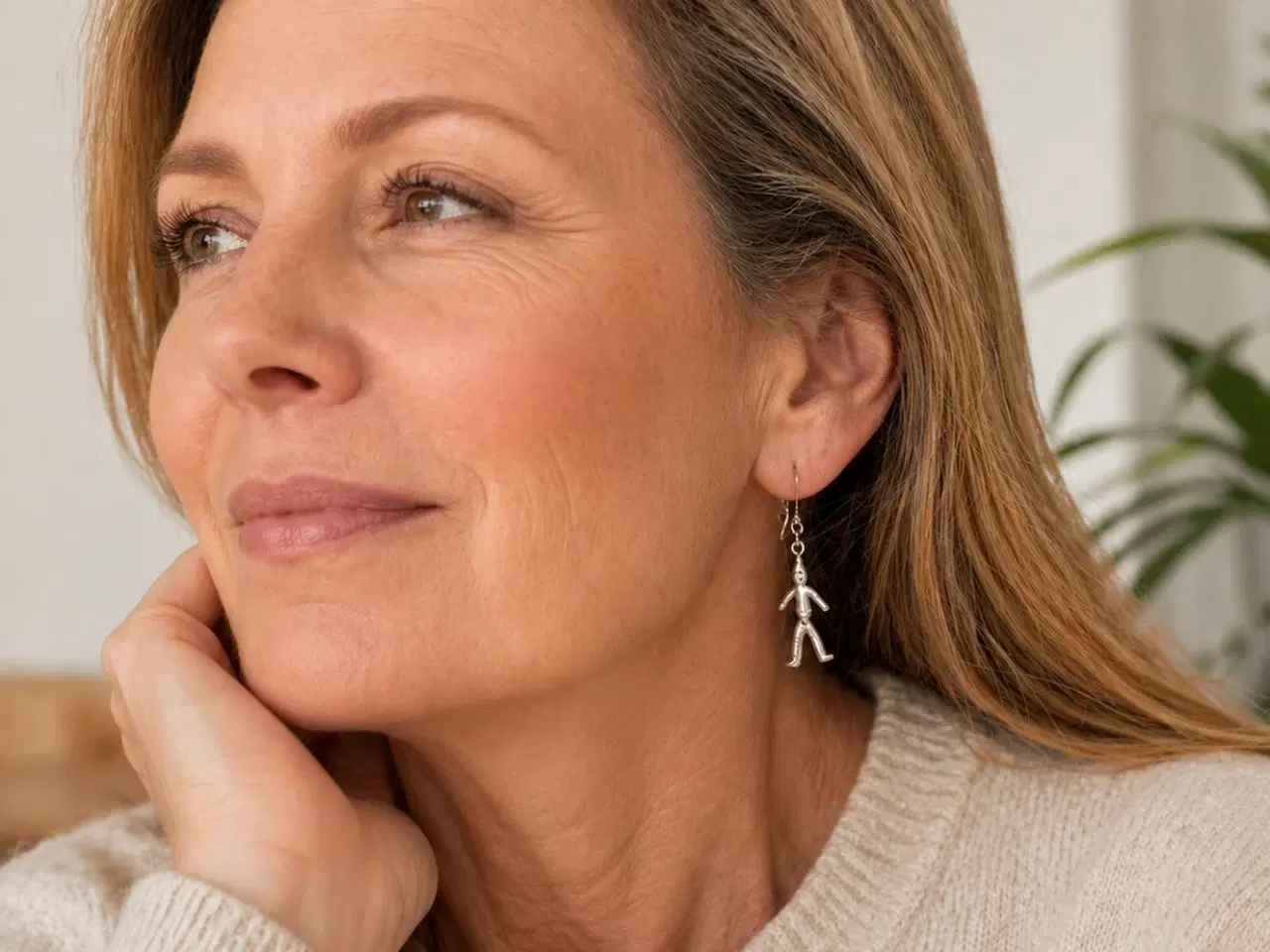 Billede 2 - Sølvøreringe med små, bevægelige mennesker