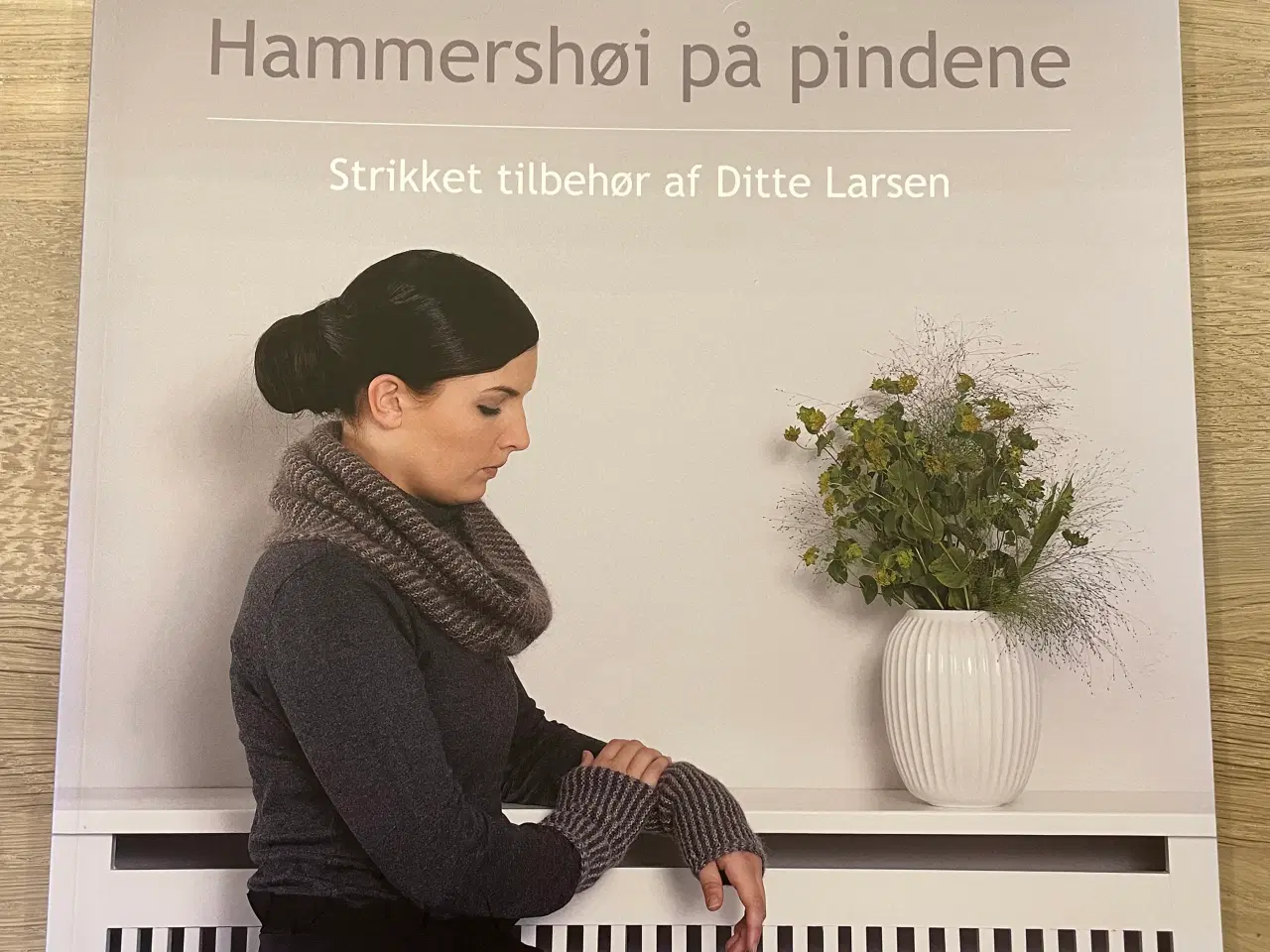 Billede 1 - Hammershøi på pindene : strikket tilbehør